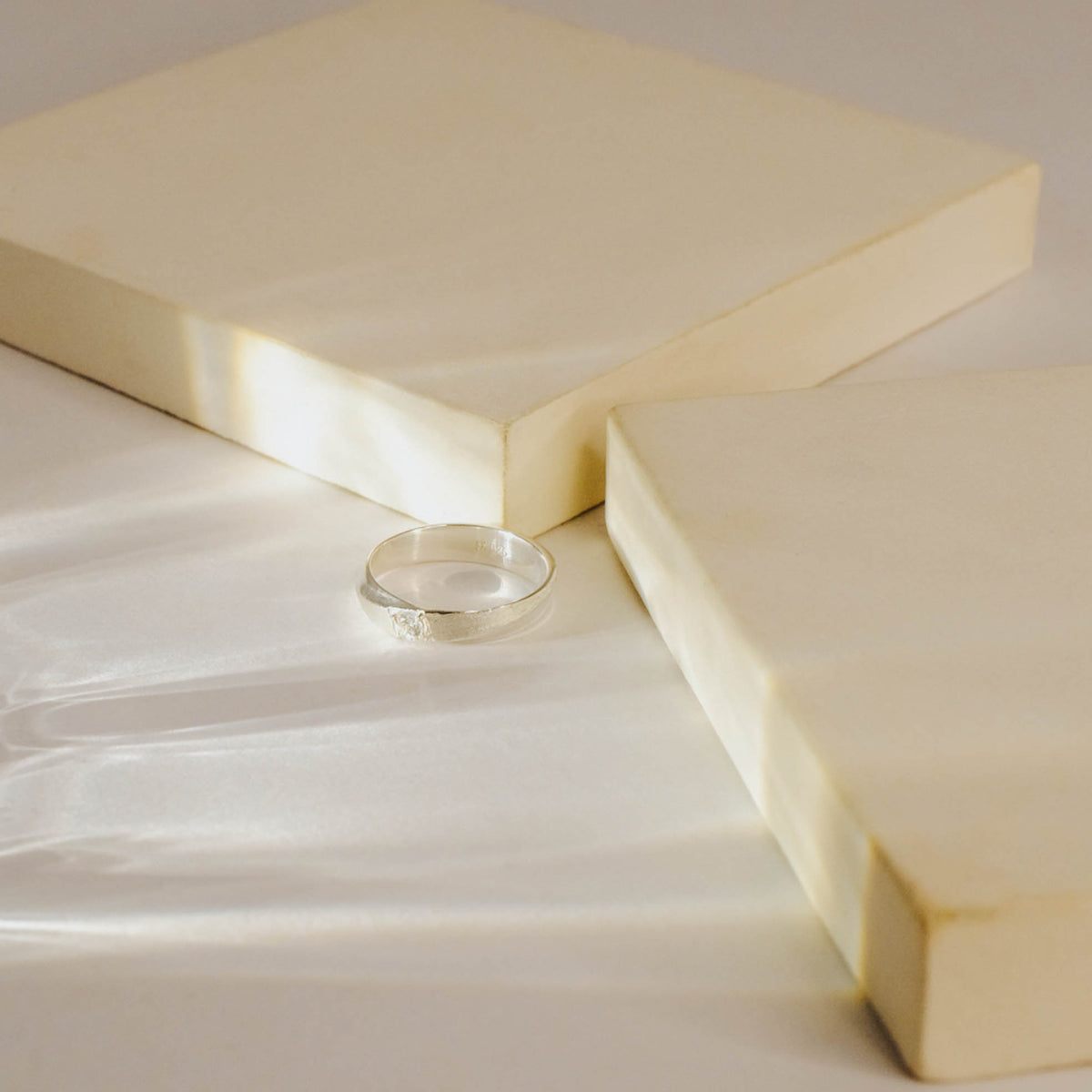 Cincin Couple Solitari Accent Perak 925 Koleksi Amoria