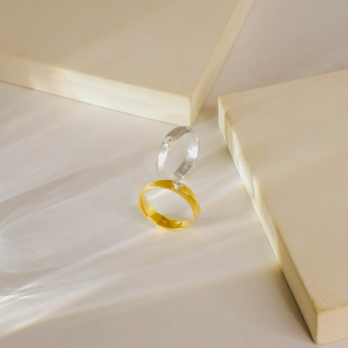 Cincin Couple Solitari Accent Perak 925 Koleksi Amoria