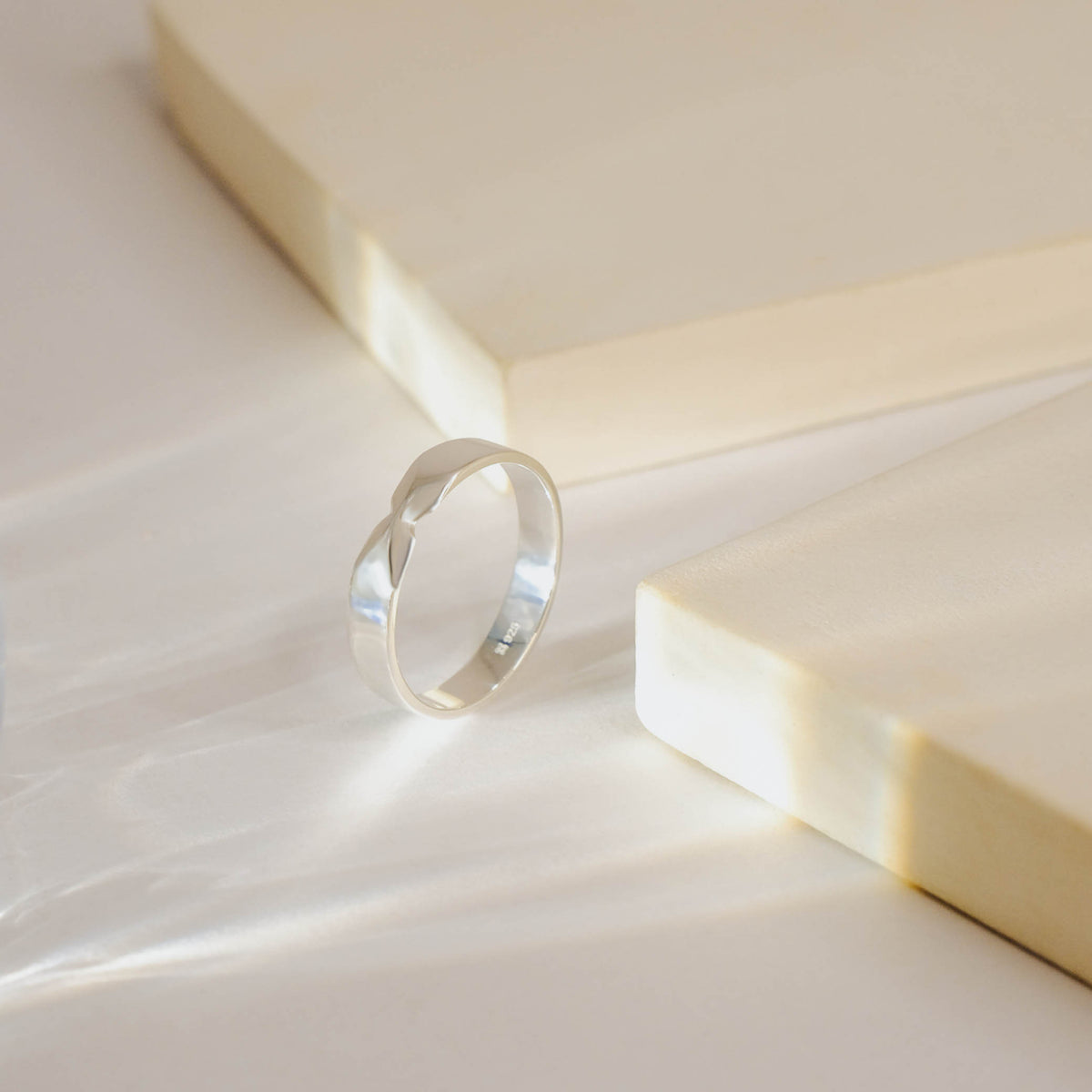 Cincin Couple Wide Band Perak 925 Koleksi Amoria
