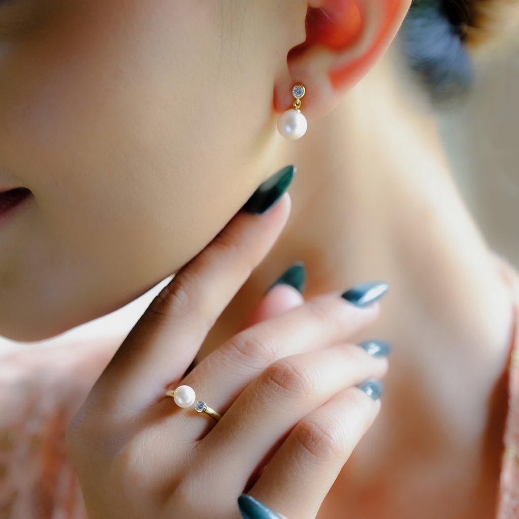 Anting Stud Gold Plated Koleksi Lumine Pearl Sterling Silver 925
