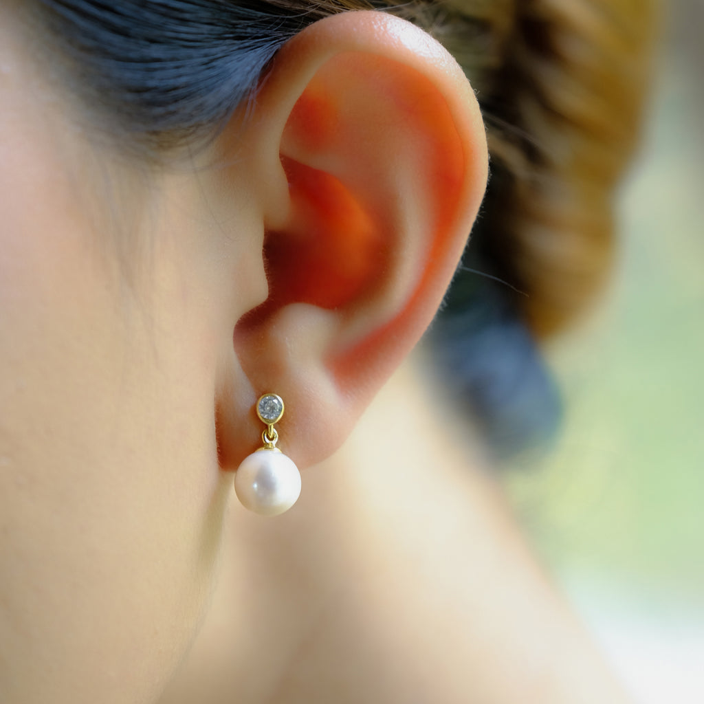 Anting Stud Gold Plated Koleksi Lumine Pearl Sterling Silver 925