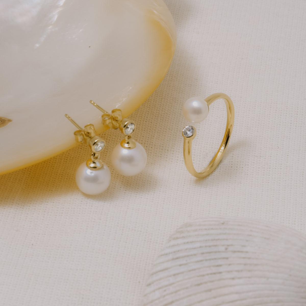 Anting Stud Gold Plated Koleksi Lumine Pearl Sterling Silver 925